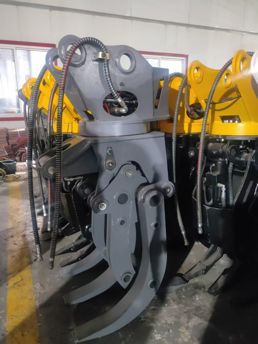 Large Excavator Attachments Rotating single cylinder wooden clamp