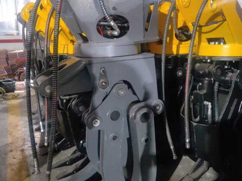 Large Excavator Attachments Rotating single cylinder wooden clamp